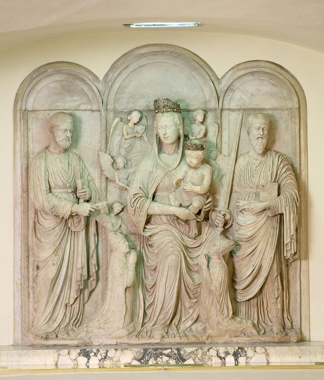 Madonna og barn med de hellige Peter og Paul og donorer, ca. 1450 (marmor) af Isaia da Pisa