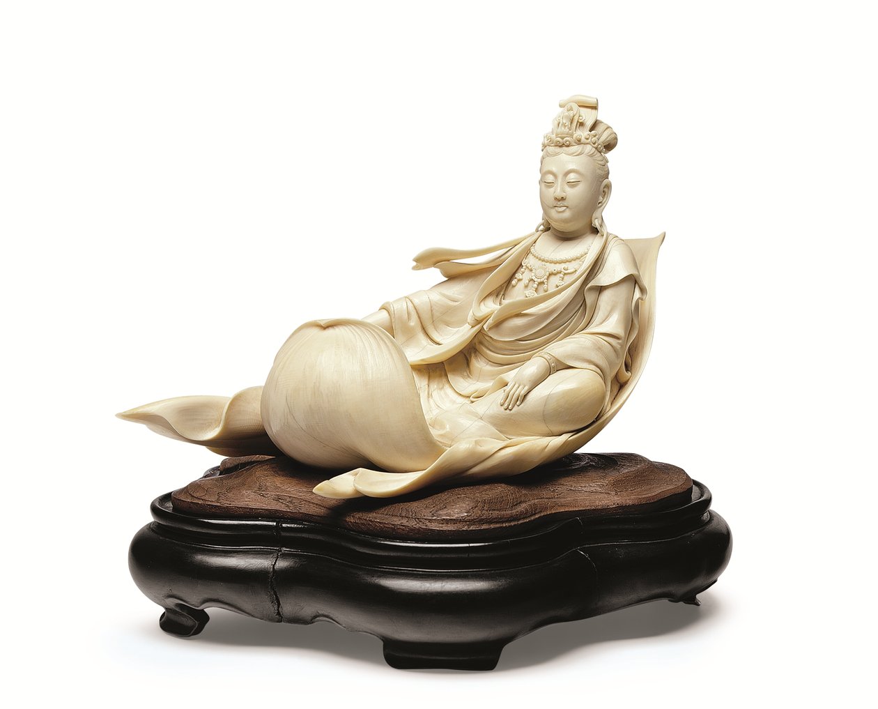 En elfenbensudskæring af Kannon, der flyder på et lotusblad, Meiji-periode, slutningen af det 19. århundrede (elfenben med træstativ) af Ishikawa Komei