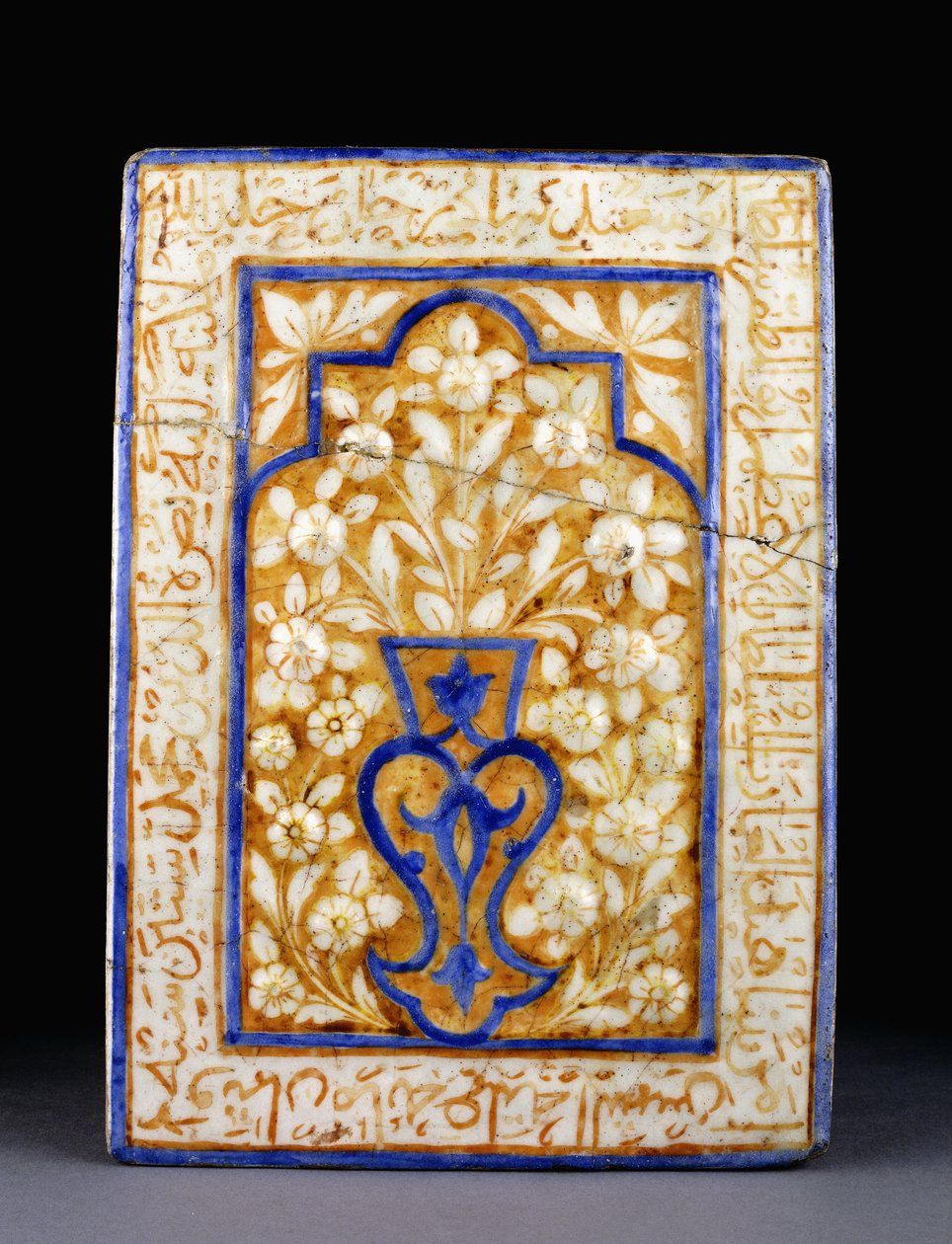 En flise fra bygningen af Timurid-sultanen "Abu Sa"id, med en stiliseret vase med hvide blomsterspray, ca. 1455-6 af Islamic School