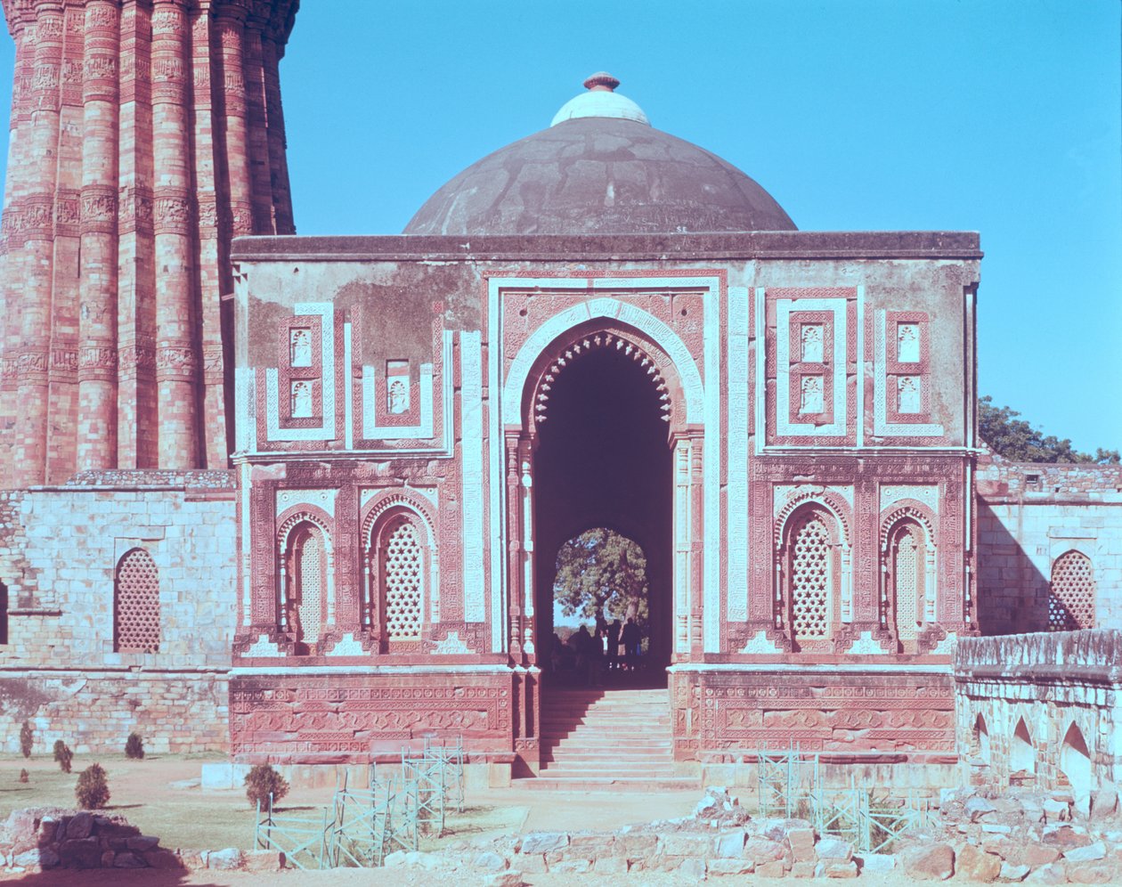 Alai Darwaza, bygget af Ala-ud-din Khalji, 1311 af Islamic School
