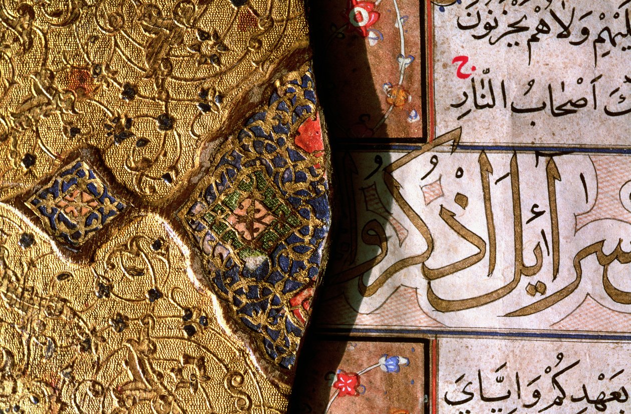 Detalje af de indviklede guld- og lapis lazuli-belysninger og arabeskdesign med thulth- og naskh-skrift på et koran-omslag af Islamic School