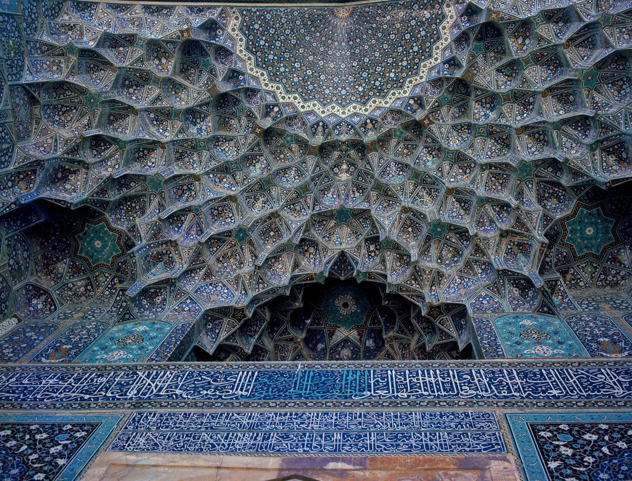 Detalje af hvælvingen i Shah-moskeen (også kendt som Imam-moskeen) Isfahan af Islamic School