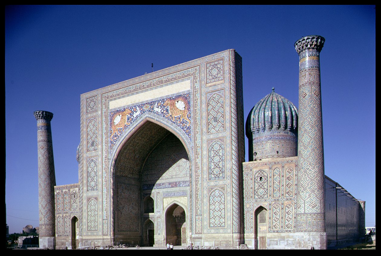 Facaden af Shirdar Madrasa, Timurid-perioden, Rigestan Square, ca. 1619-35 af Islamic School
