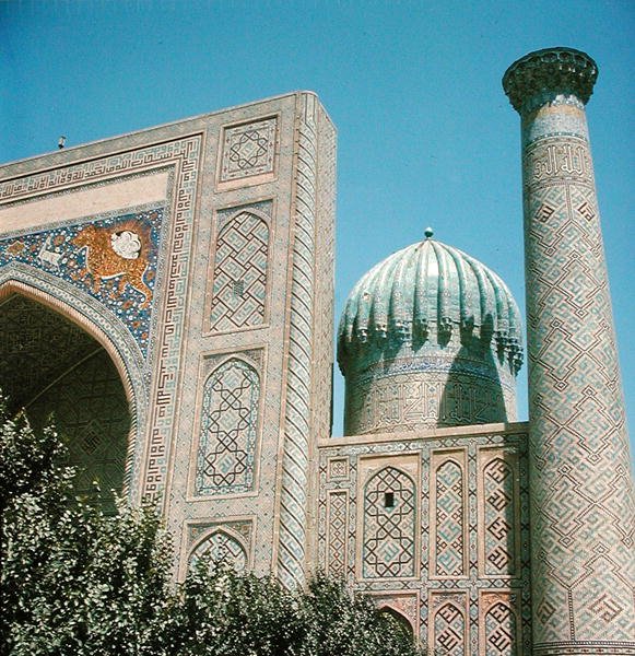Facaden af Shirdar Madrasa, Timurid-perioden, Rigestan Square, ca. 1619-35 af Islamic School