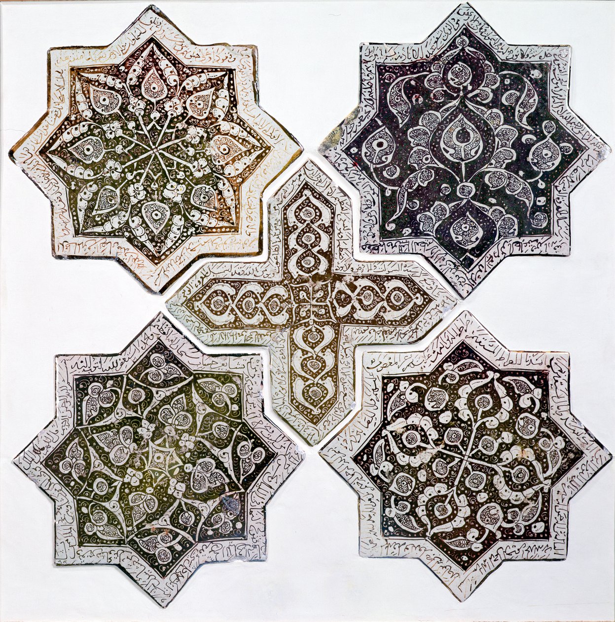 Fem fliser, Kashan, Iran (stenpasta dekoreret i gyldenbrun glans) af Islamic School