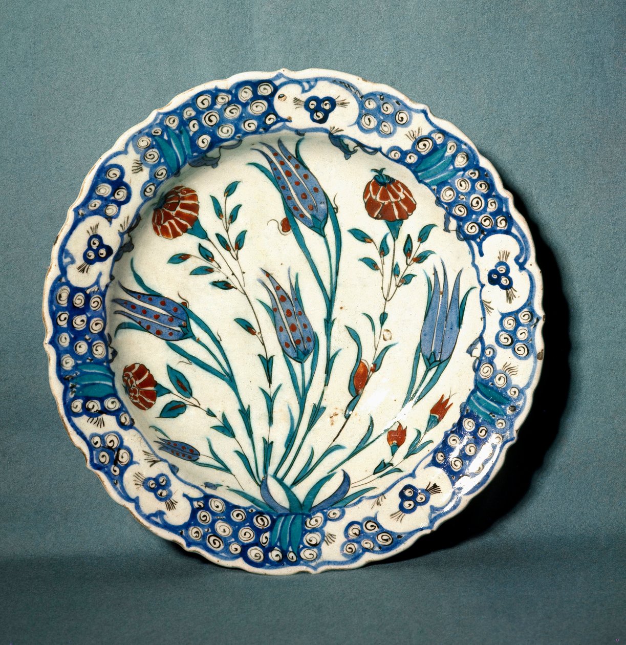Islamisk kunst: Keramisk pladeindretning fra Iznik (nutidig Nicee) i Tyrkiet. 16. århundrede. Sevres, National Museum of Ceramic af Islamic School