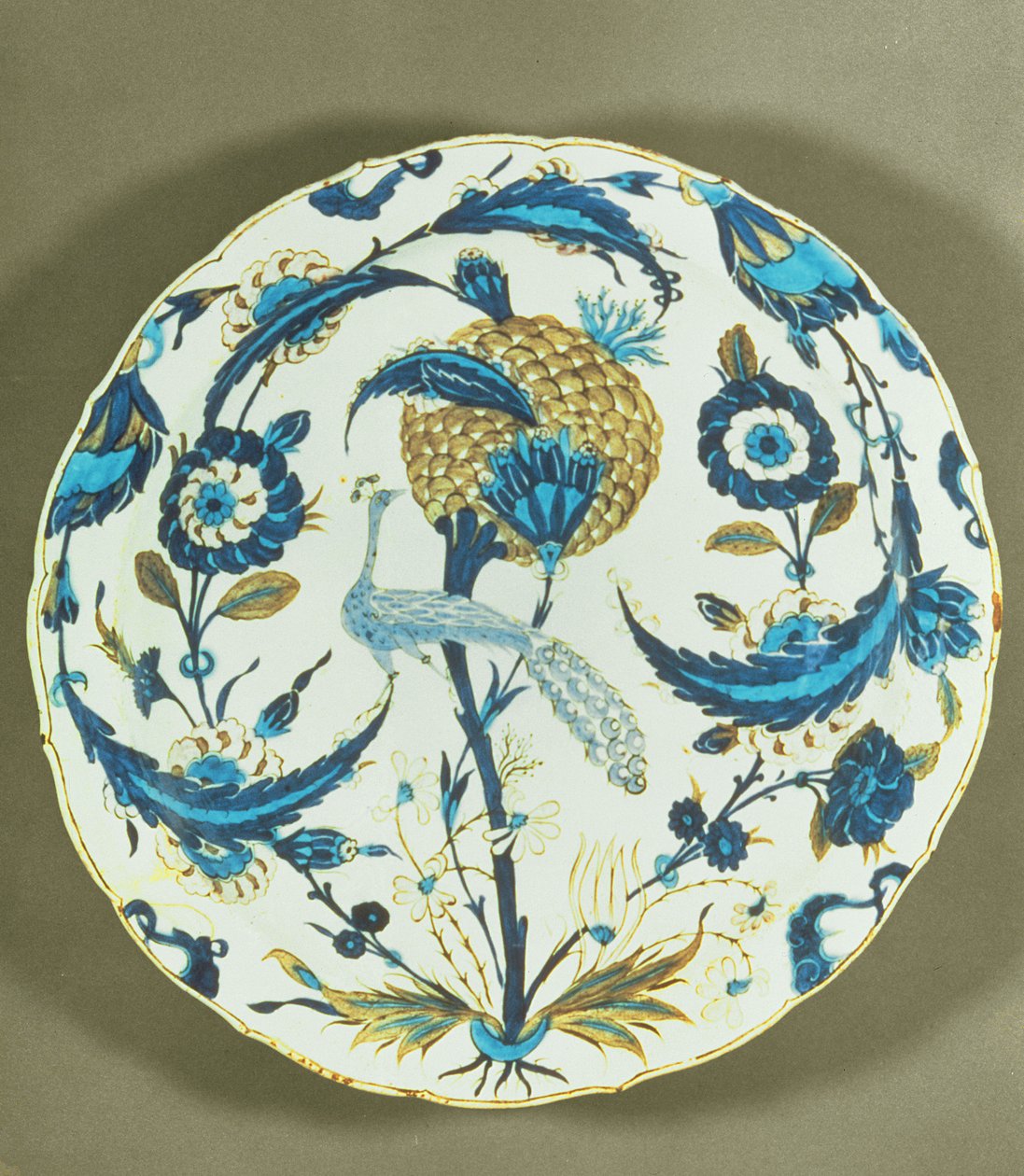 Iznik-fad malet med en påfugl mellem blomster, Tyrkiet, ca. 1550-55 (polykrom underglaseret frittetøj) af Islamic School