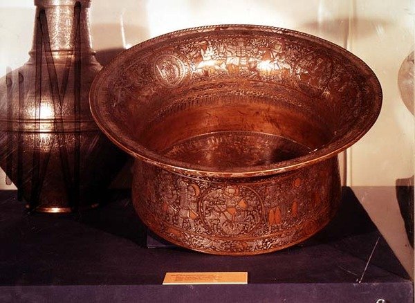 Mamluk skål, kendt som St. Louis Baptistery, fra Egypten (kobber) af Islamic School