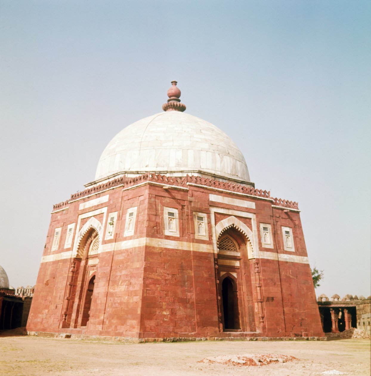 Mausoleet af Ghiyathud-din Tughluq, Tughluqabad, 1321-25 af Islamic School
