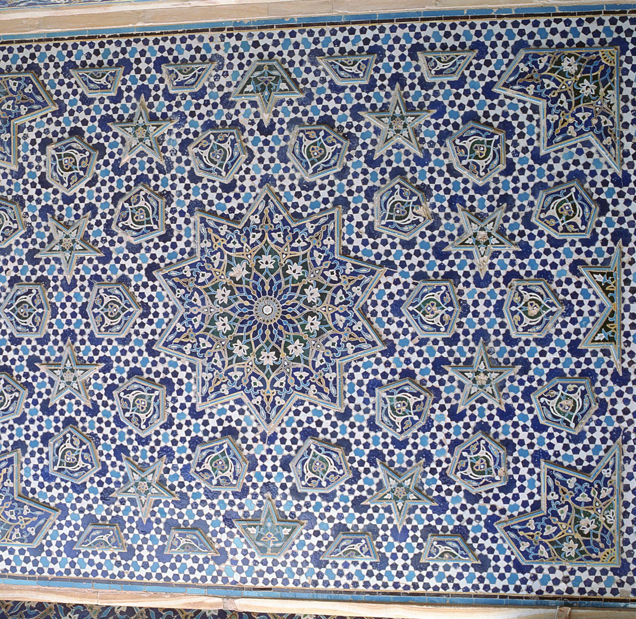 Nordportalflisepanel, et af et par med fremspringende palmetter og stjerner, der omkranser den centrale solmedaljon, færdiggjort i 1453 (fajancemosaik) af Islamic School
