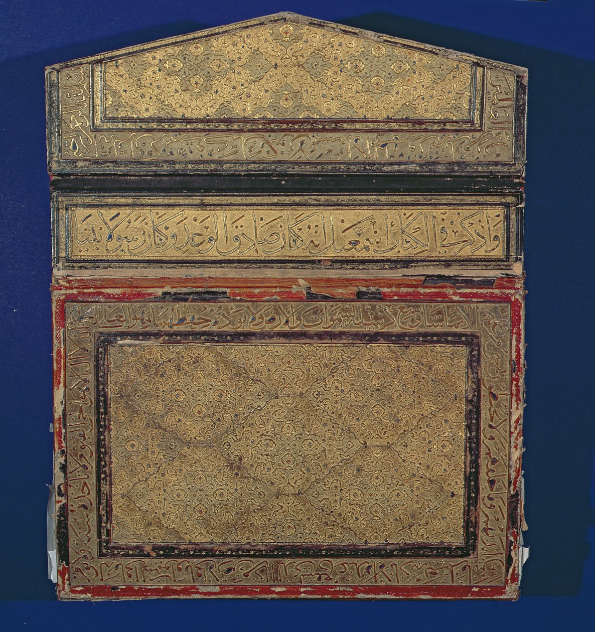 Yderside af en korankasse med forgyldt eslimi-design af surah 56 i thuluth (læder) (se 181734) af Islamic School