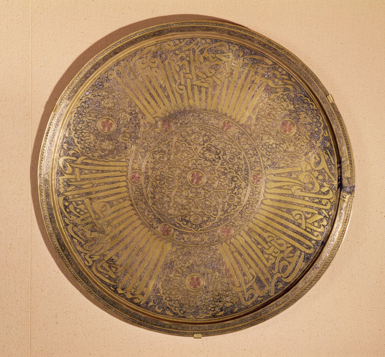 Plade påskrevet med navnet på Sultan Al-Mujahid Saif-ud-din Ali (1322-63) Rasulid-dynastiet, Yemen (metal) af Islamic School