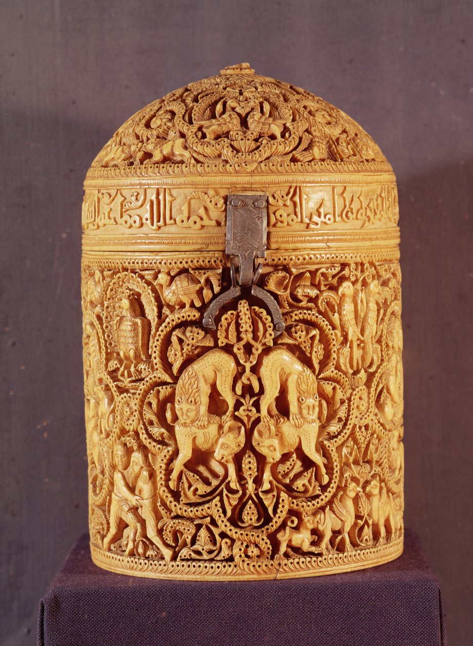 Pyx med et relief, der skildrer det høviske liv, indskrevet med navnet Al-Mughira, søn af kaliffen Abd-al-Rahman III, Umayyad-perioden, fra Cordoba, 968 e.Kr. (se også 101673) af Islamic School