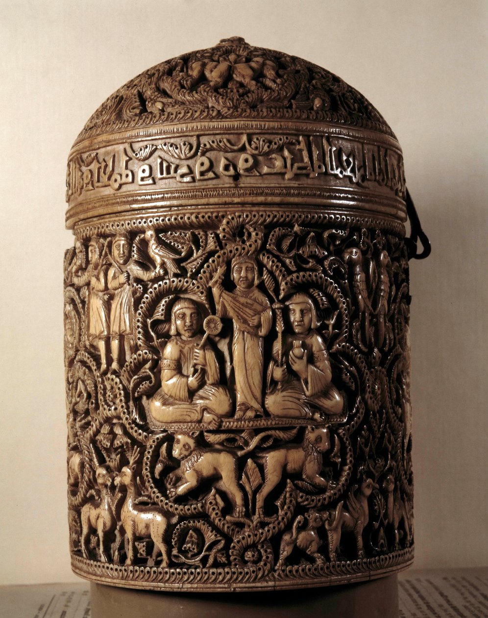 Pyxide (kasse) af Al-Mughira (Al Mughira eller Moughira) i elfenben fra Cordoba og beregnet til Emiren, 968. Paris, Louvre Museum af Islamic School