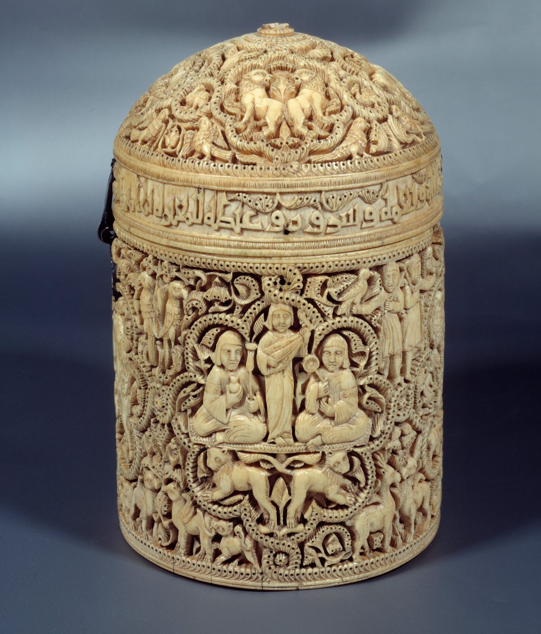 Pyxide (kasse) af Al-Mughira (Al Mughira eller Moughira) i elfenben fra Cordoba og beregnet til Emiren, 968. Paris, Louvre Museum af Islamic School