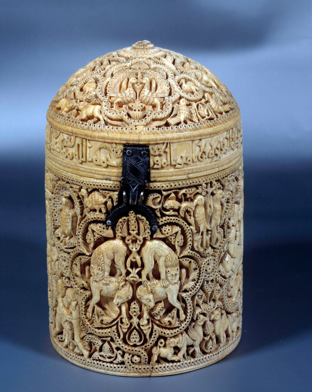 Pyxide (kasse) af Al-Mughira (Al Mughira eller Moughira) i elfenben fra Cordoba og beregnet til Emiren, 968. Paris, Louvre Museum af Islamic School