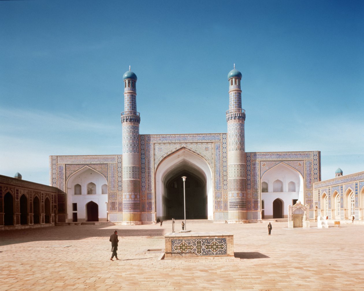 Gården til Masjid-i Jami eller fredagsmoskeen, grundlagt i 1200, genopbygget i 1498 af Islamic School