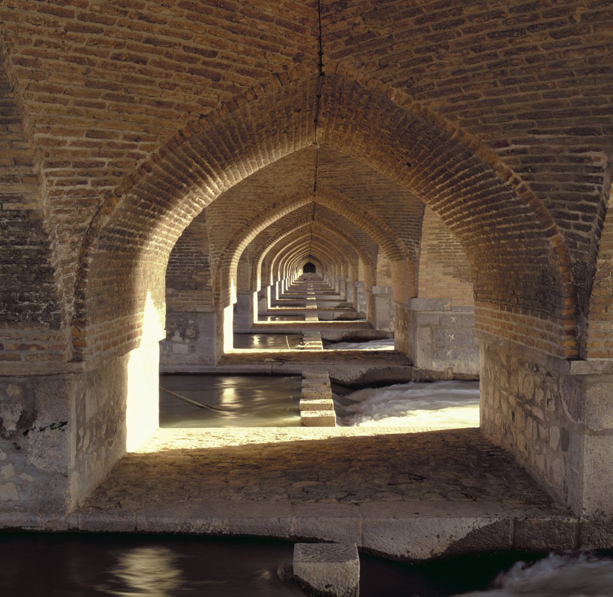 Udsigt langs indersiden af Khaju Bridge-dæmningen, Safavid-perioden (mursten og sten) af Islamic School