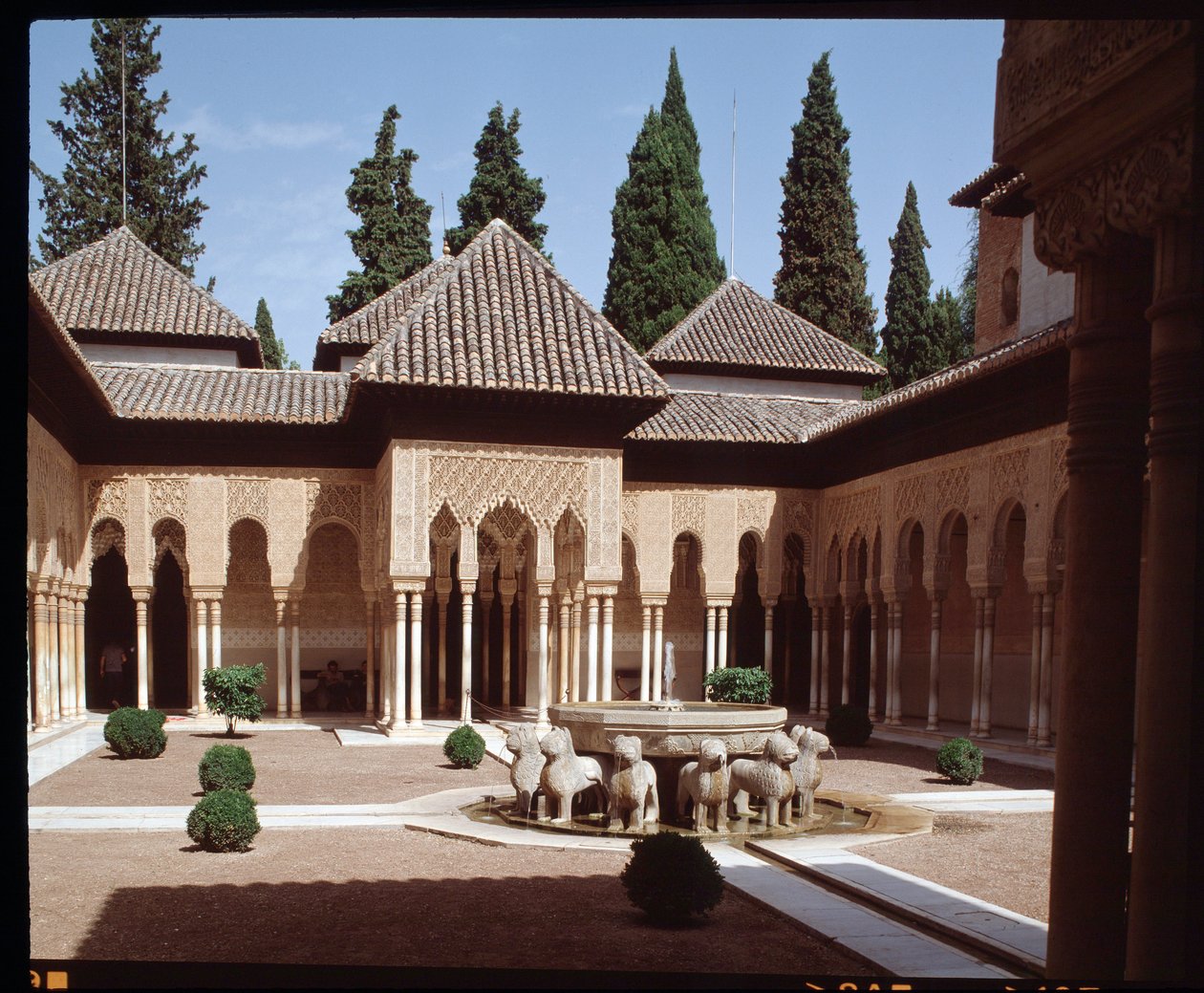 Udsigt over Lions Court, hovedretten i Nasrid-dynastiets Palace of the Lions af Islamic School
