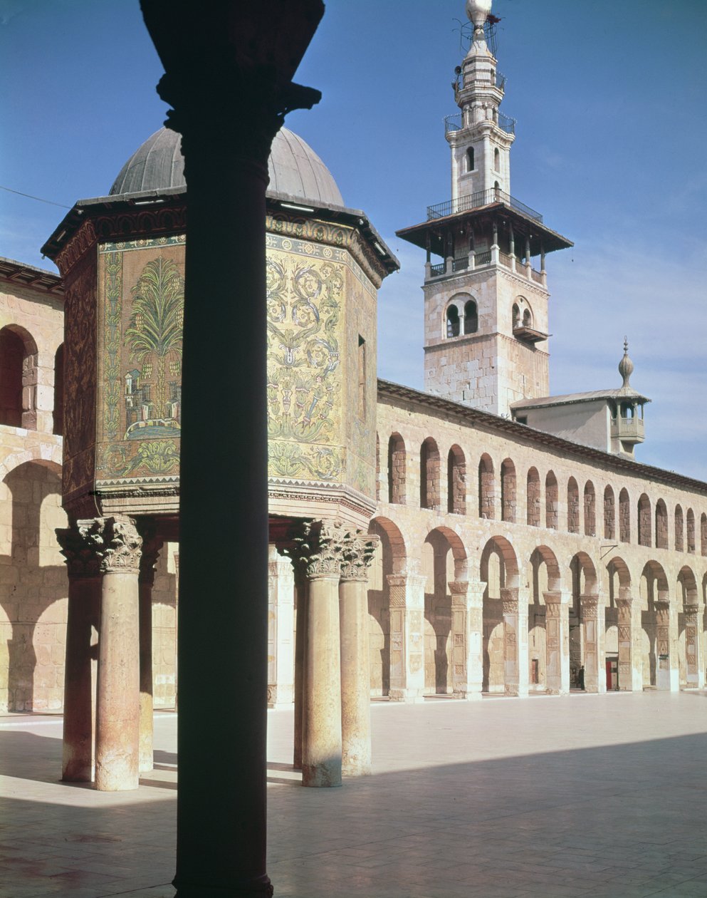 Udsigt over statskassen (bayt al-mal) og den nordlige minaret i gården, bygget i 705-715 e.Kr. (foto) af Islamic School