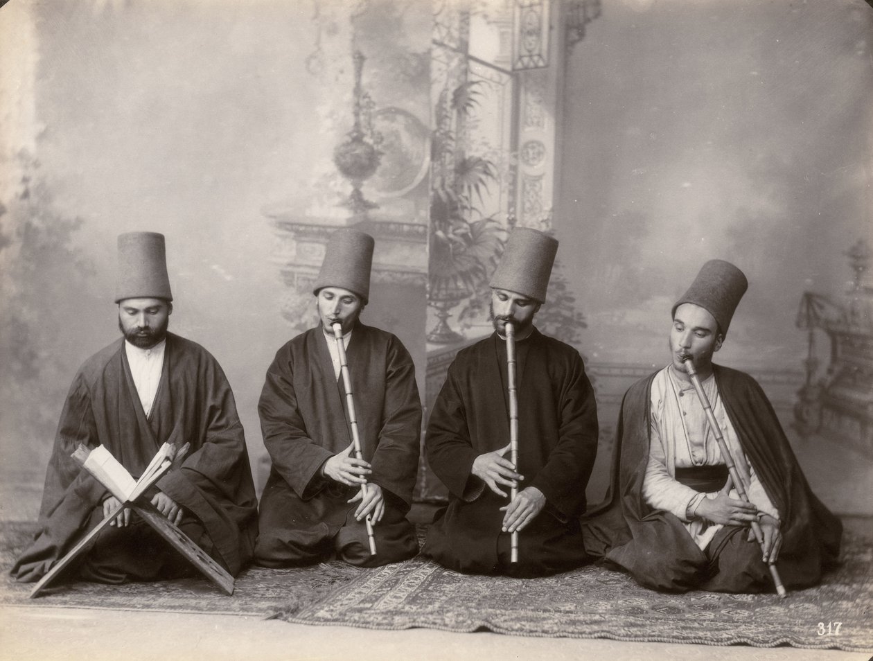 Tre dervish-musikere og en sanger, Tyrkiet, ca. 1890 af Italian Photographer