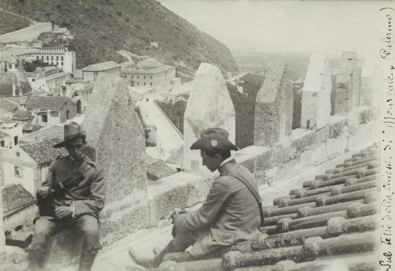 To soldater fotograferet på taget af kirken i Monreale, 1910 af Italian Photographer