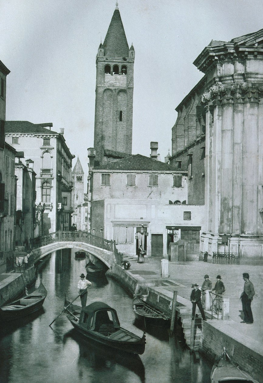 Udsigt over Canale San Barnaba med San Barnaba-kirkens klokketårn af Italian Photographer