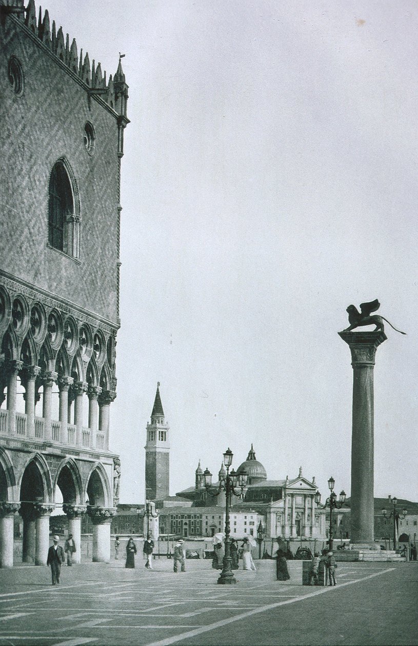Udsigt over Dogespaladset og Markuspladsen af Italian Photographer