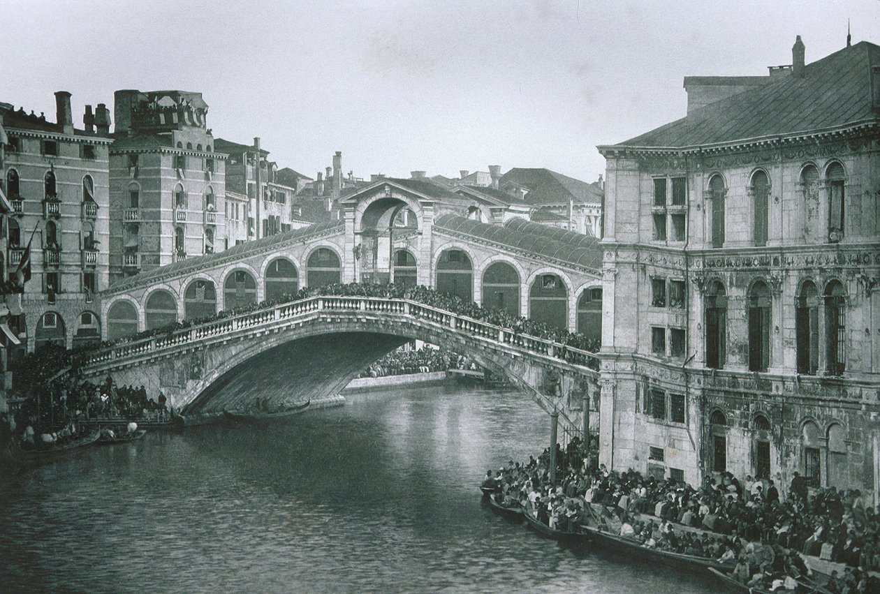 Udsigt over Rialtobroen af Italian Photographer