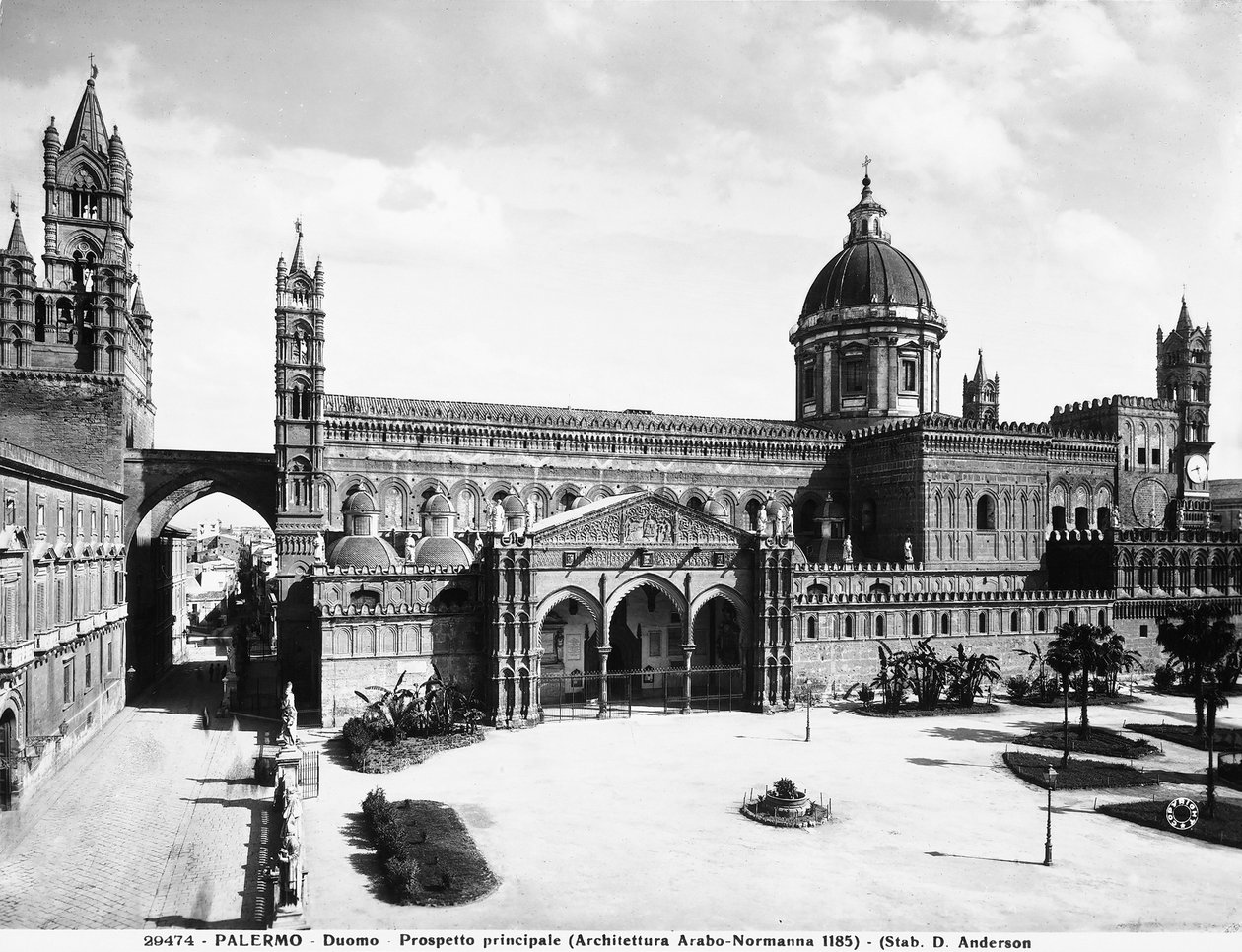 Udsigt over højre side af katedralen i Palermo, Sicilien, ca. 1929 af Italian Photographer