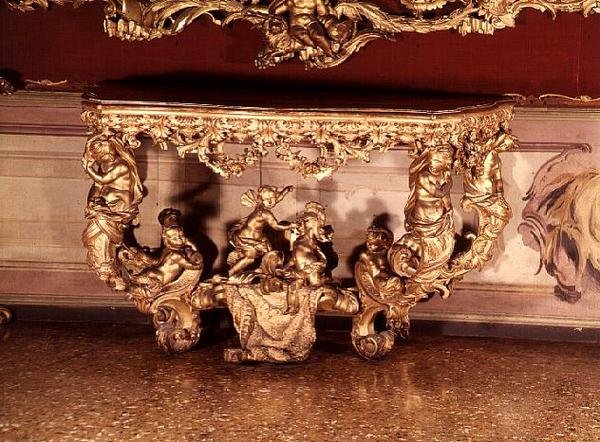 Bord med udskårne keruber, rokokostil, ca.1730 (forgyldt) af Italian School