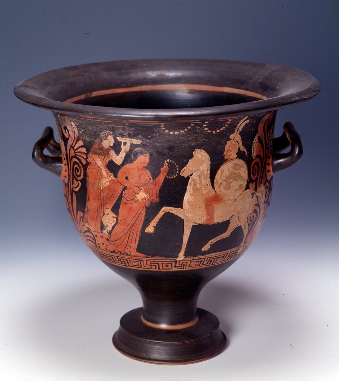 Krater fra Cumae repræsenterer en offerscene (terracotta, 320-310 f.Kr.) af Italian Peninsula