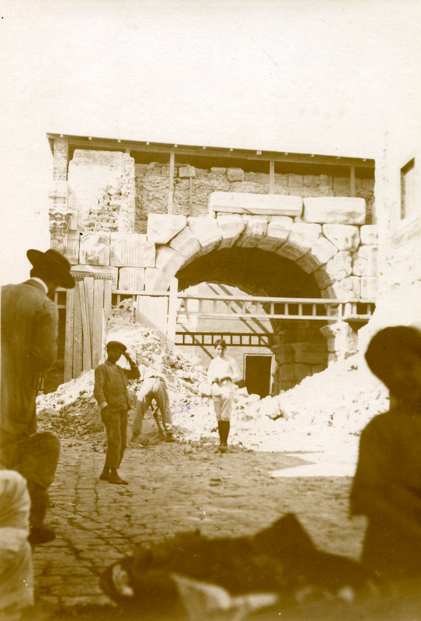 Nedrivning af huse omkring Marcus Aurelius-buen, Tripoli, Libyen, 4. oktober af Italian Photographer