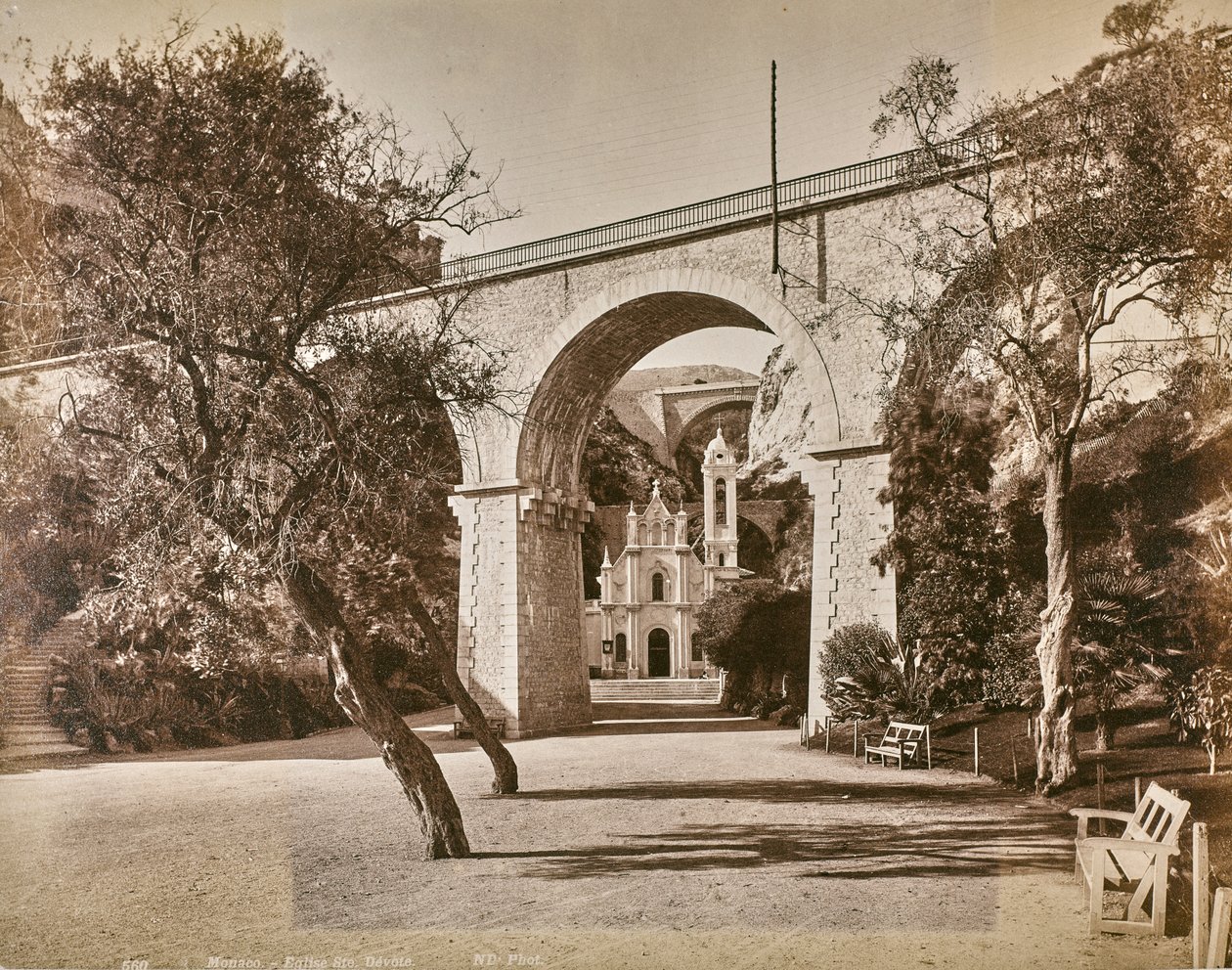 Album "Genua og Pisa": Chapel Sainte Dévote i Monaco, ca. 1880-90 (s/h foto) af Italian Photographer