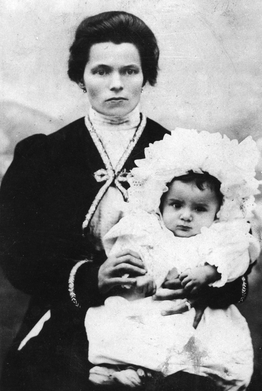 Benito Mussolini som barn med sin mor Rosa Maltoni - 1884 - Benito MUSSOLINI (1883-1945) i armene på sin mor Rosa Maltoni. af Italian Photographer