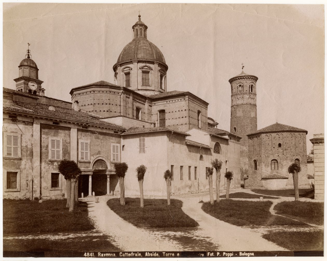 Cathedral of Resurrection of Our Lord Jesu Kristi, med dåbskapellet til højre, Ravenna, Emilia-Romagna, Italien, fotografi af Pietro Poppi, Bologna, ca 1900 af Italian Photographer