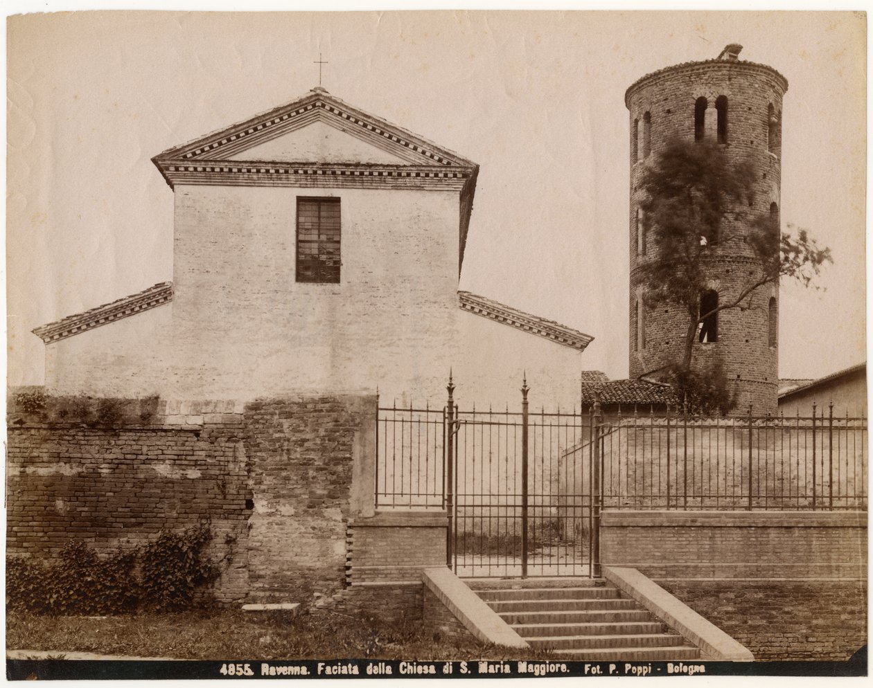 Church of St Mary Major, Ravenna, Emilia-Romagna, Italien, fotografi af Pietro Poppi, Bologna, ca 1900 af Italian Photographer