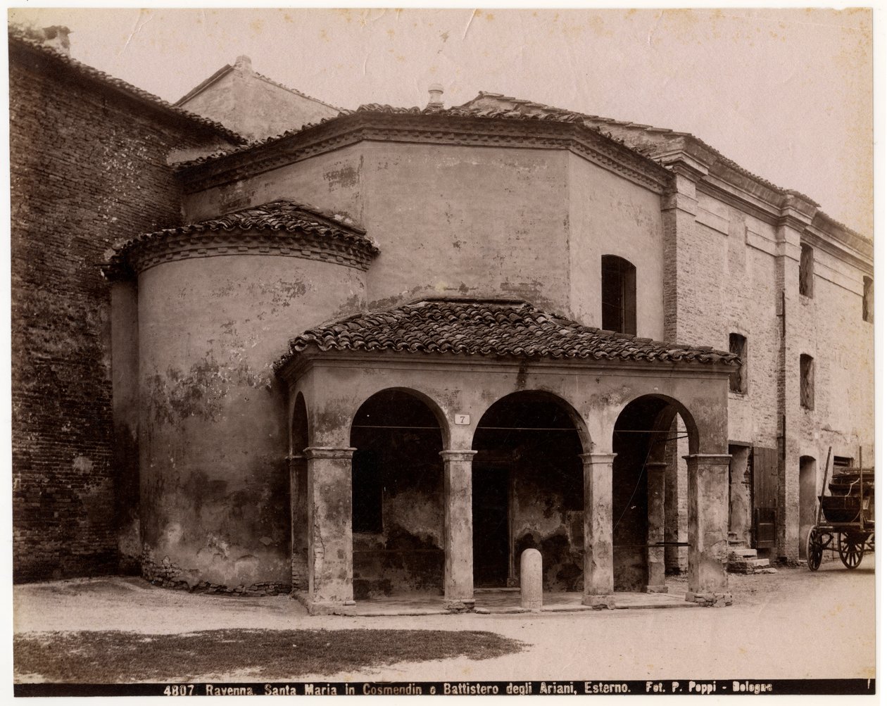Mariakirken i Cosmedin eller Ariernes Baptistery, Ravenna, Emilia-Romagna, Italien, fotografi af Pietro Poppi, Bologna, ca 1900 af Italian Photographer