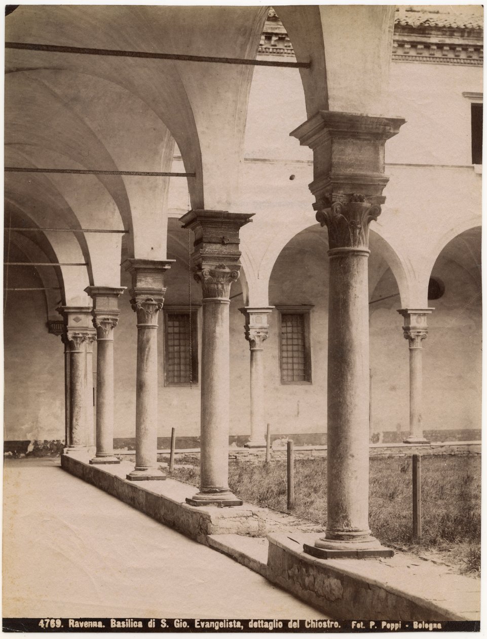 Kloster i Church of St John Evangelist, Ravenna, Emilia-Romagna, Italien, fotografi af Pietro Poppi, Bologna, ca 1900 af Italian Photographer
