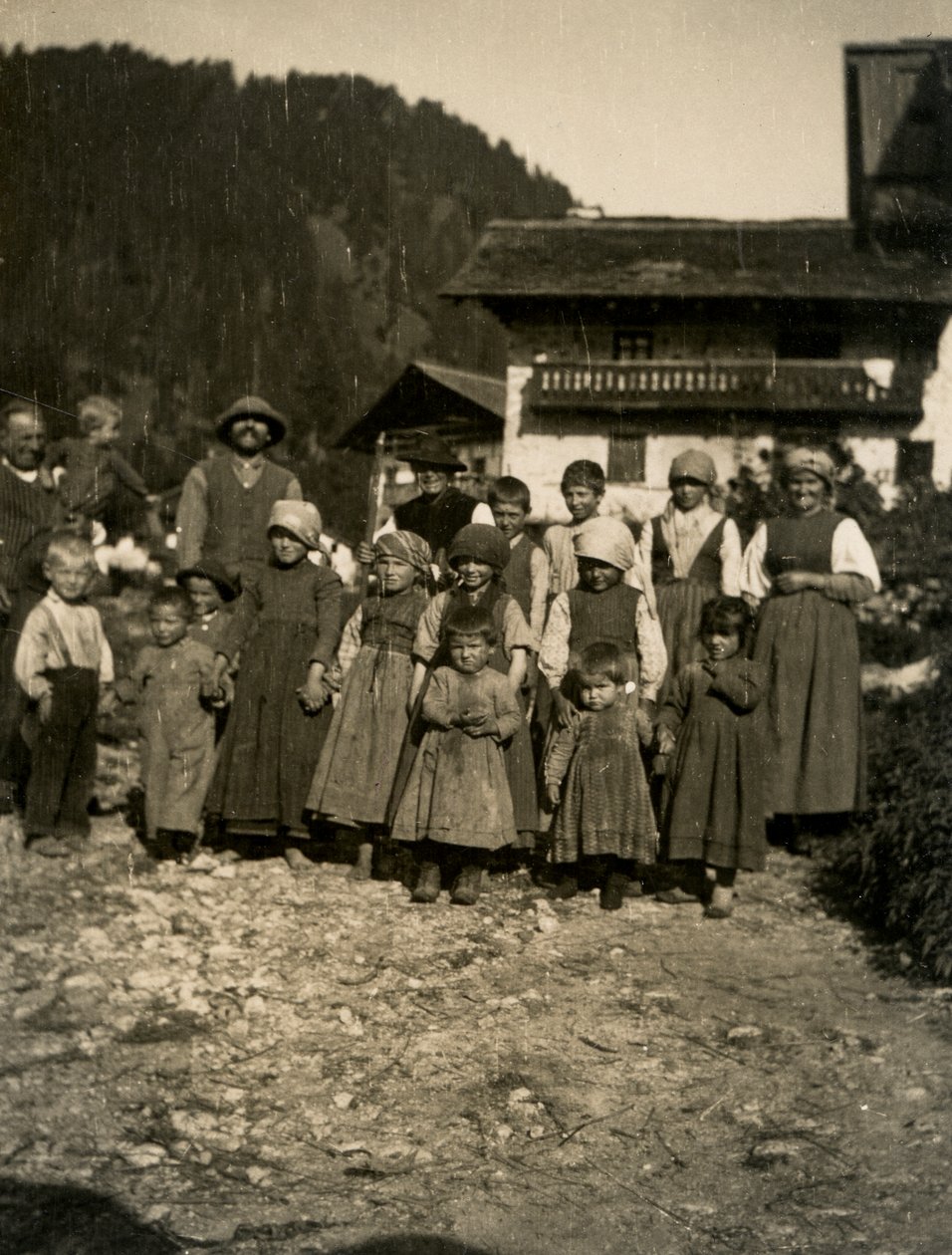 Familie foran hus, Aostadalen, Italien 1900-1910 af Italian Photographer