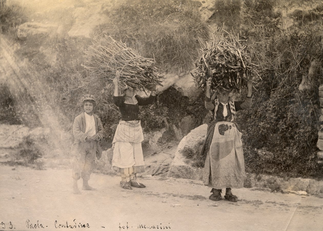 Bønder, der bærer træbunker på hovedet, Paola, Calabrien, foto af Leopoldo Menarini, ca. 1910 af Italian Photographer