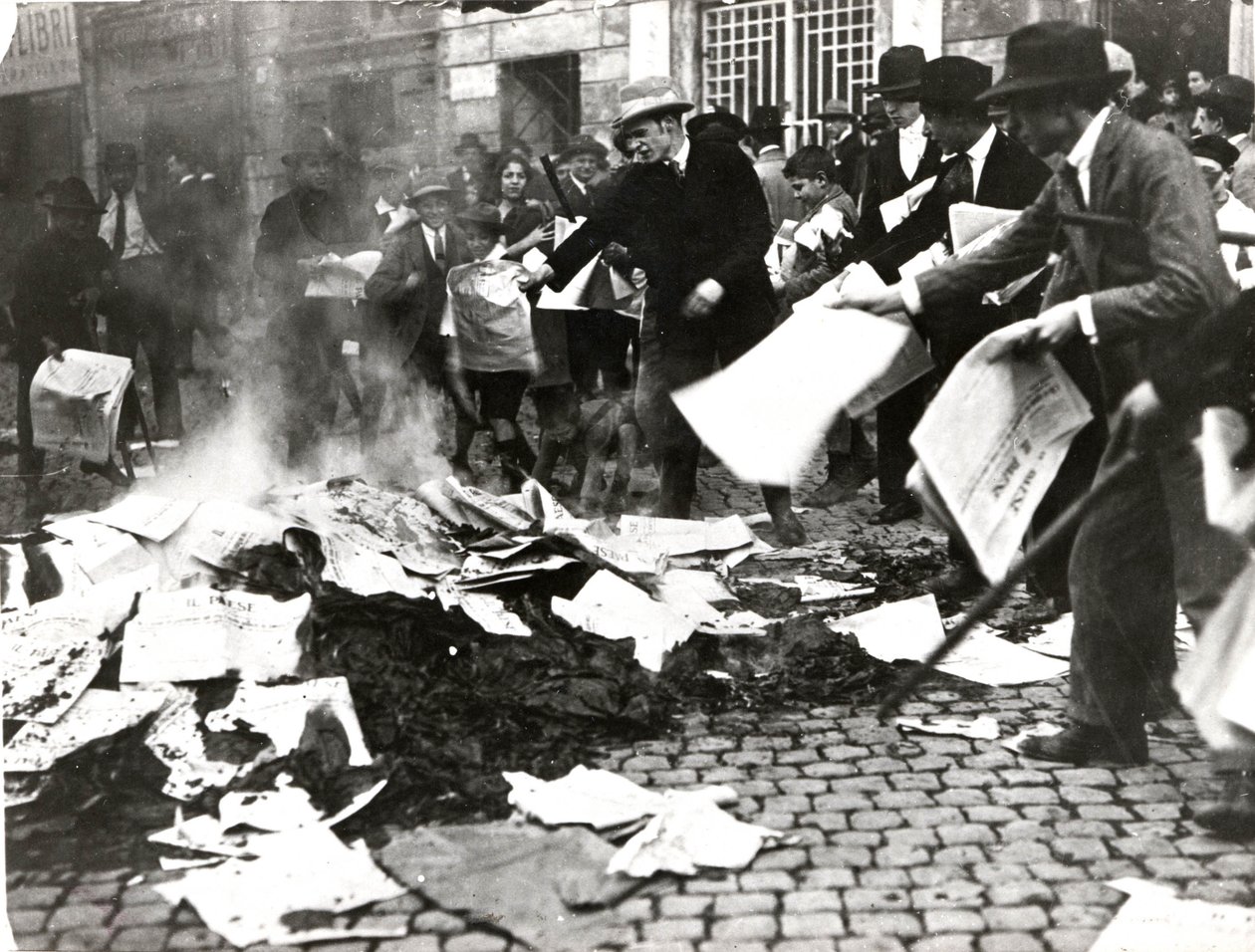 Fascistisk hold brænder socialistiske aviser "Il Paese" efter at have ødelagt belejringen af Italian Photographer