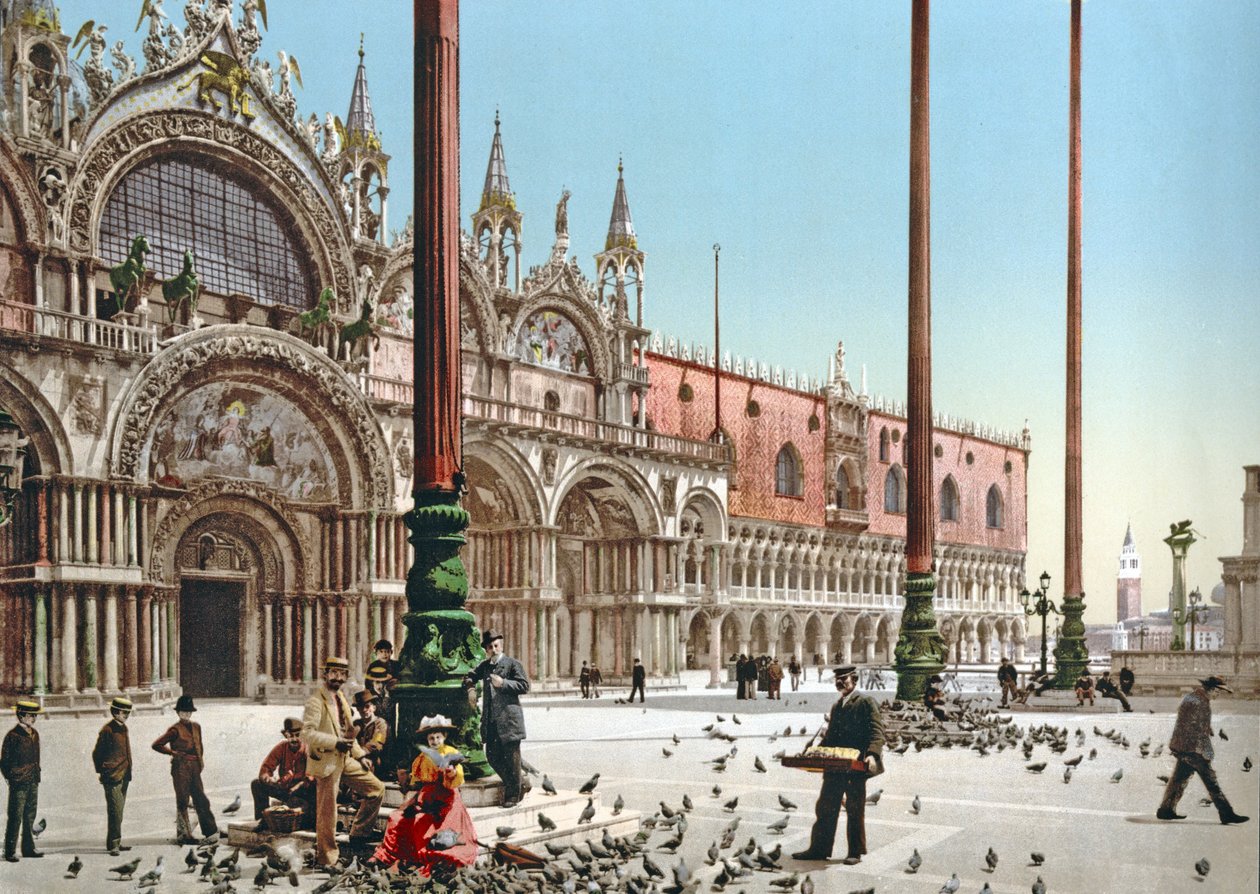 Fodring af duerne på Markuspladsen, Venedig, ca. 1900 af Italian Photographer