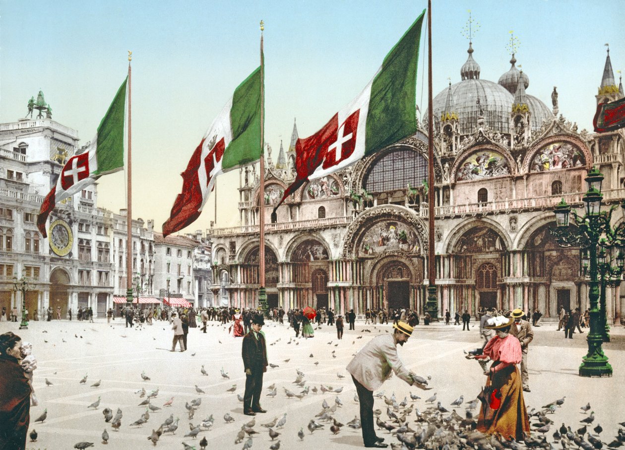 Fodring af duerne på Markuspladsen, Venedig, ca. 1900 af Italian Photographer