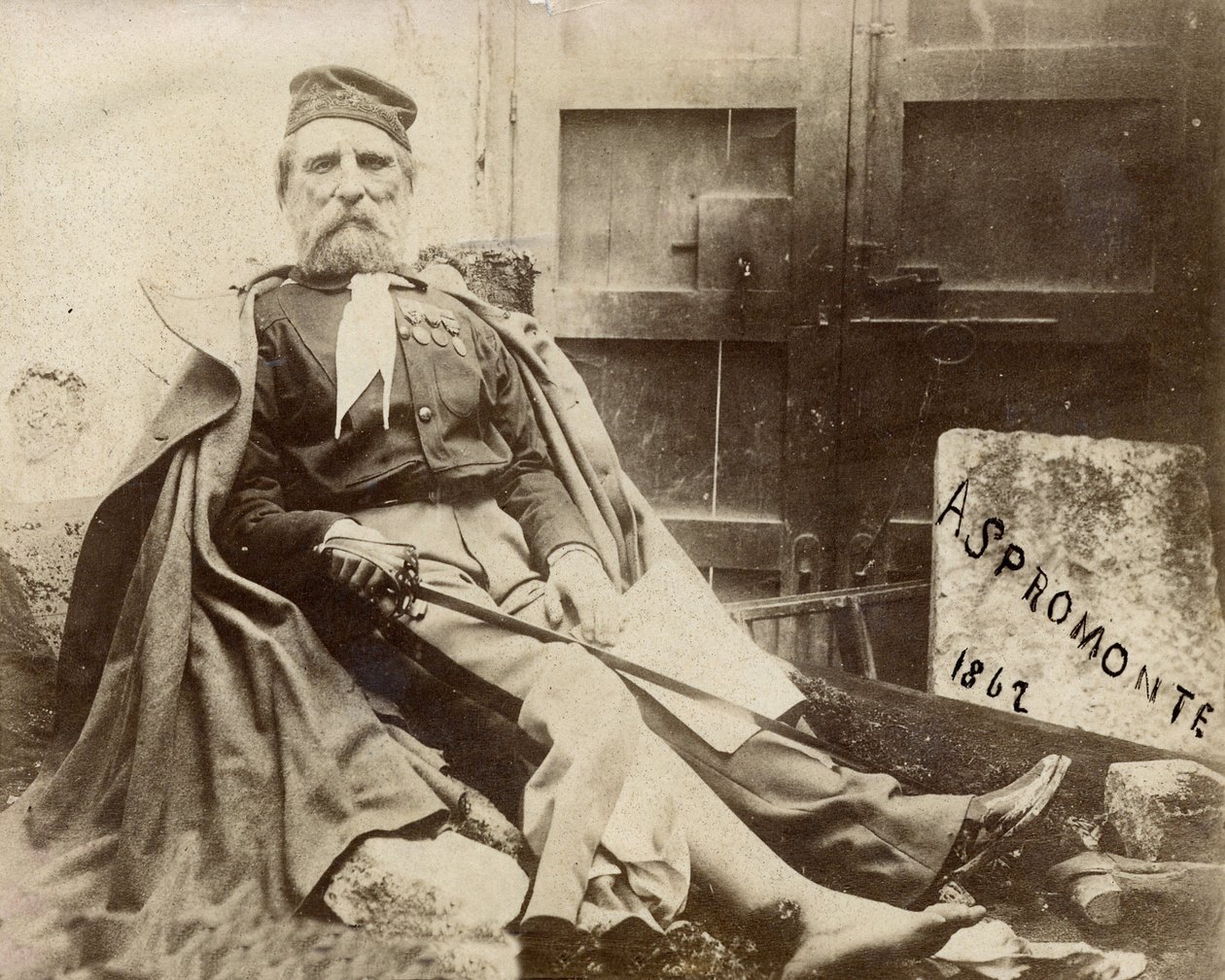 Giuseppe Garibaldi i Aspromonte, med skade på benet i 1862 af Italian Photographer