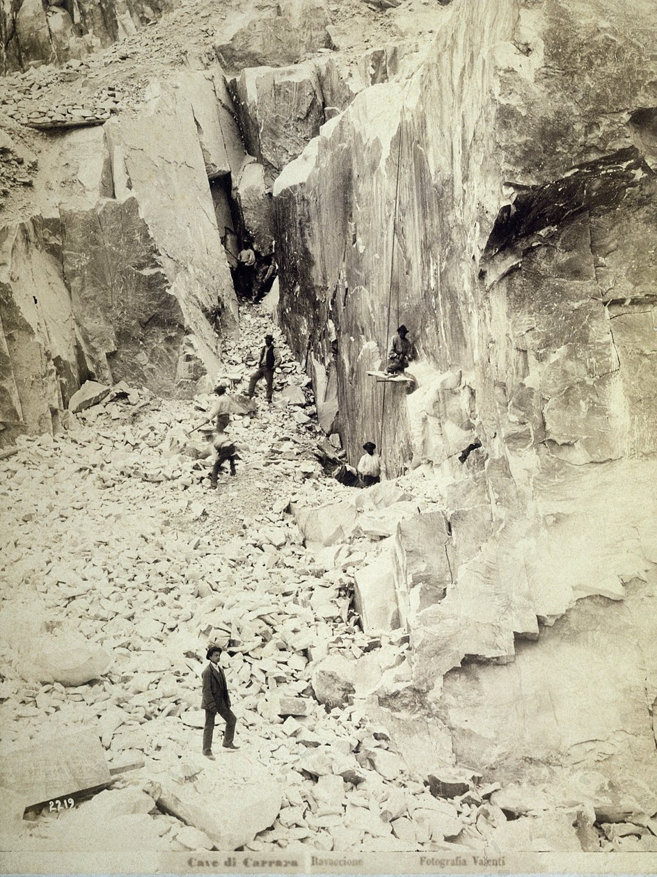 Gruppe af stenbrudere på arbejde i et af stenbruddene i Ravaccione, ca. 1890-1900 af Italian Photographer