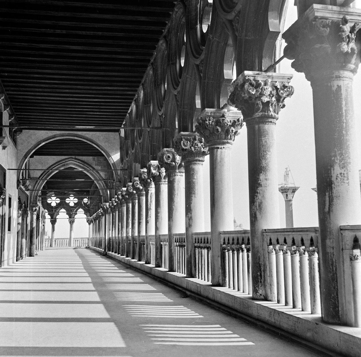 Loggia of the Palazzo Ducale, Venedig, ca. 1960 (s/h-foto) af Italian Photographer