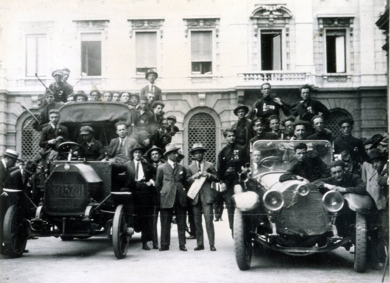 Milano, 3. og 4. august 1922. Fascisternes reaktion på strejken. Aktionshold på Scala Plads. af Italian Photographer