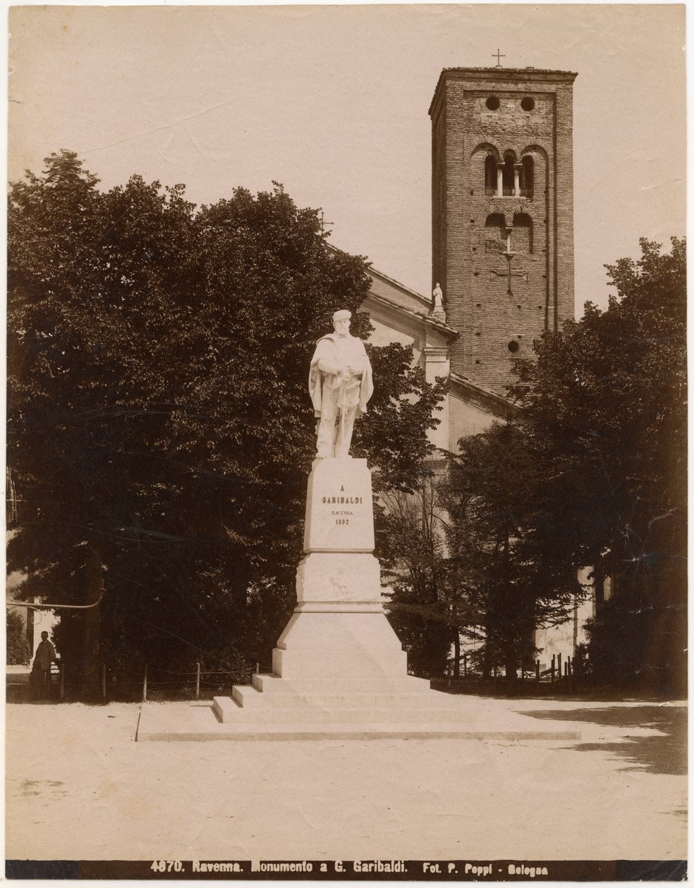 Monument til Giuseppe Garibaldi på Piazza San Francesco, med St Francis Kirke i baggrunden, Ravenna, Emilia-Romagna, Italien, fotografi af Pietro Poppi, Bologna, ca 1900 af Italian Photographer