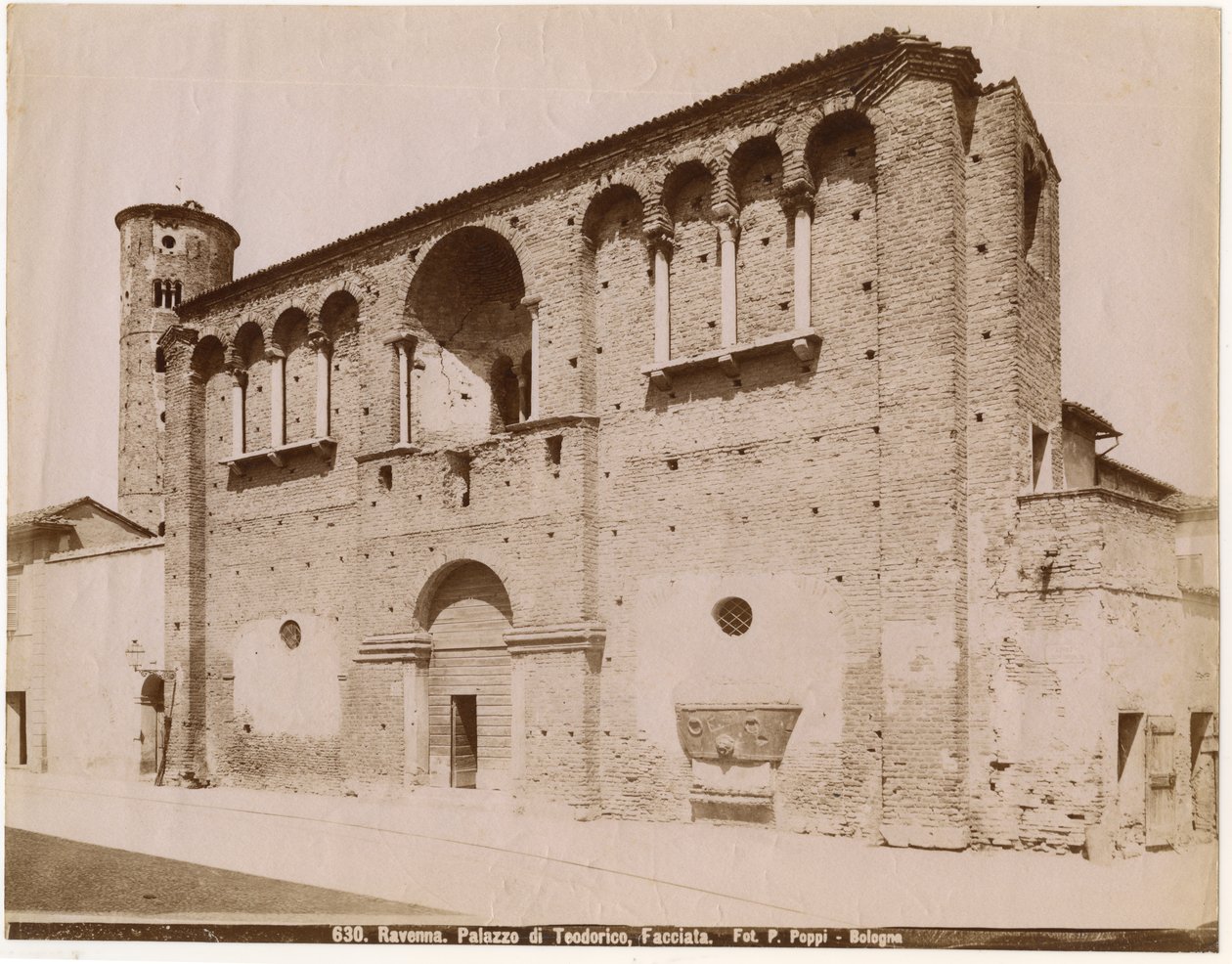 Palace of Theodoric, Ravenna, Emilia-Romagna, Italien, fotografi af Pietro Poppi, Bologna, ca 1900 af Italian Photographer